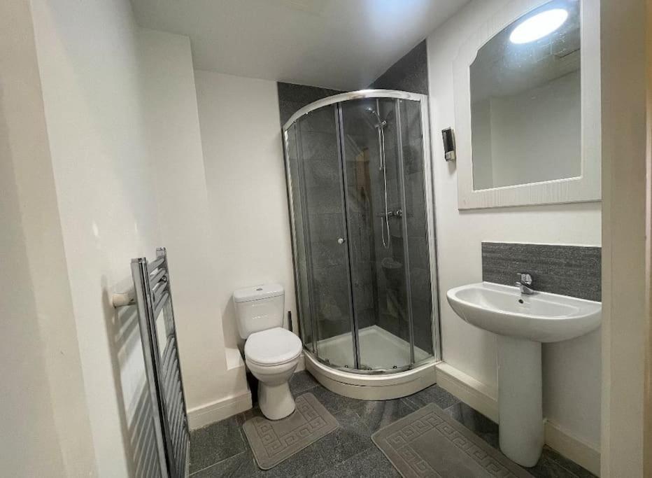 Modern 2-Bed Flat In Salford Manchester Exterior foto