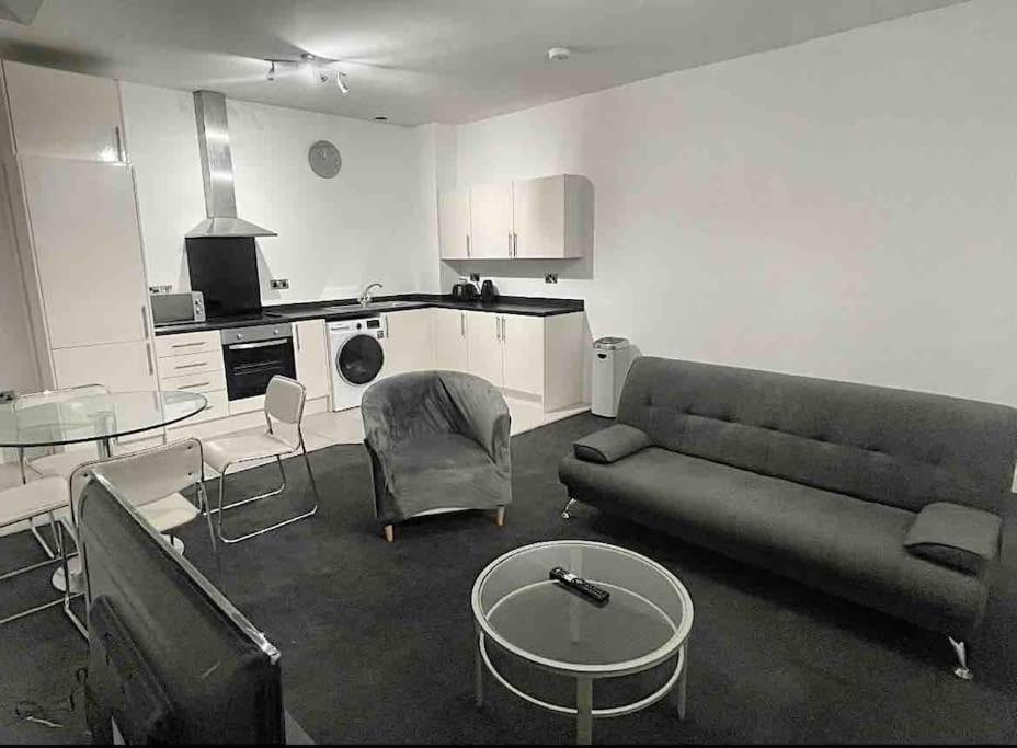 Modern 2-Bed Flat In Salford Manchester Exterior foto