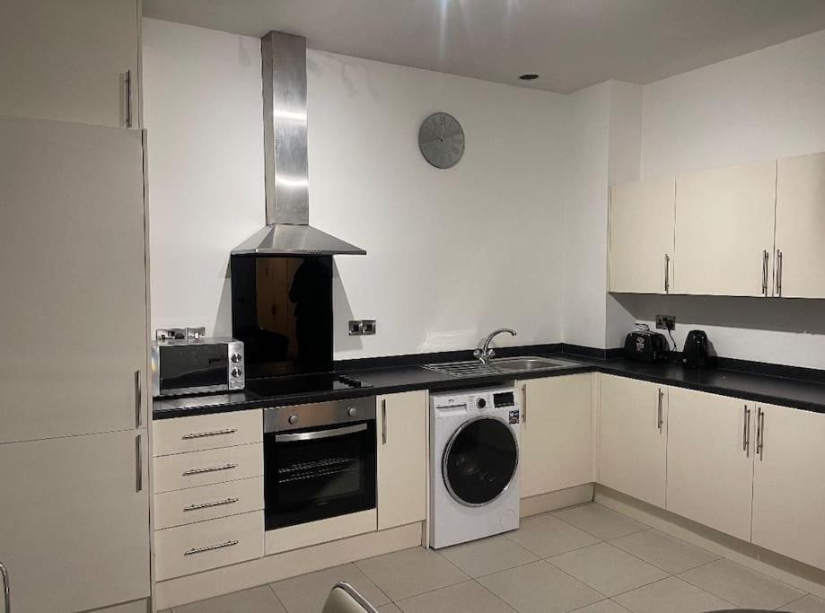 Modern 2-Bed Flat In Salford Manchester Exterior foto