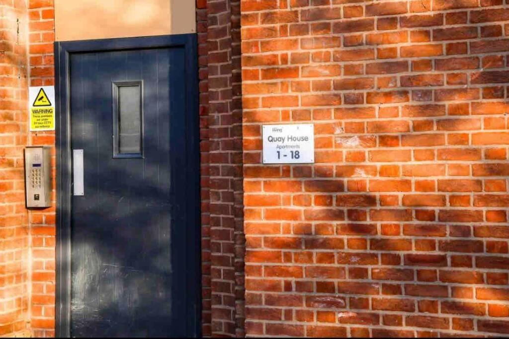 Modern 2-Bed Flat In Salford Manchester Exterior foto